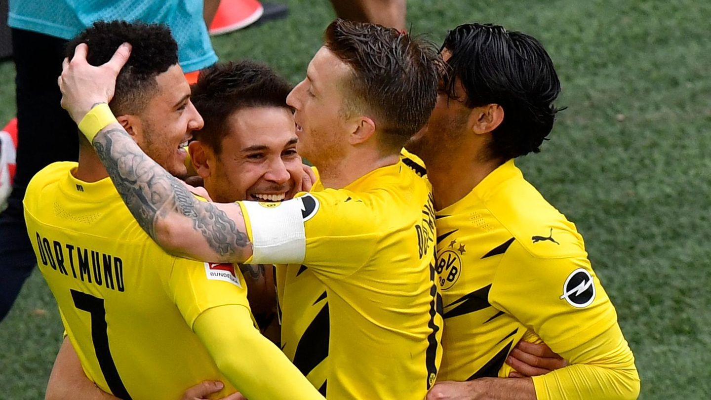 Fußballspieler in schwarz-gelben Trikots jubeln gemeinsam