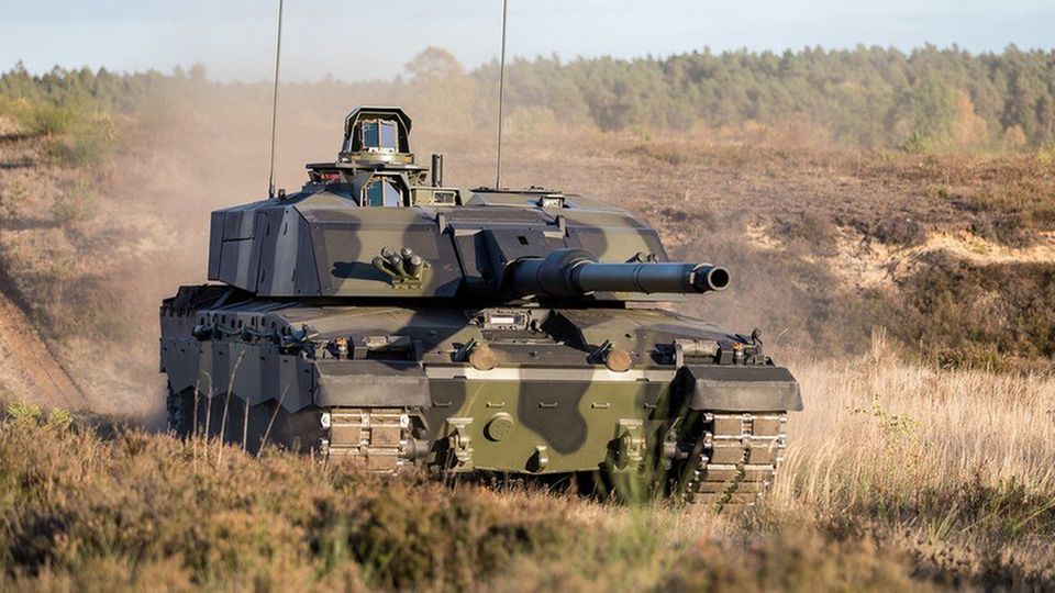 Ein Kampfpanzer fährt durchs Gelände