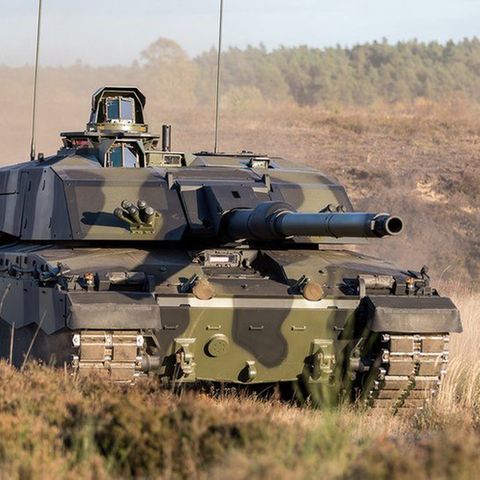 Ein Kampfpanzer fährt durchs Gelände