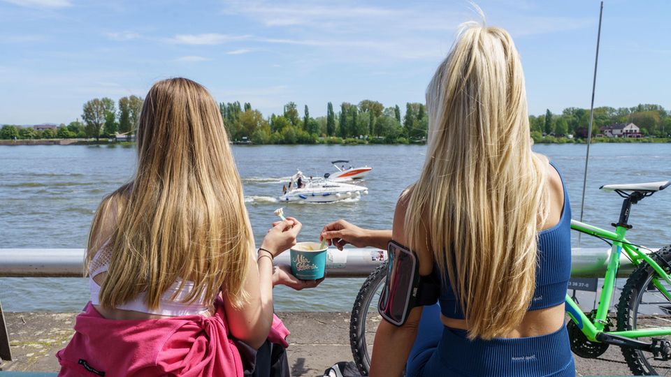 Sonnenschein Frauen Fluss Eisbecher