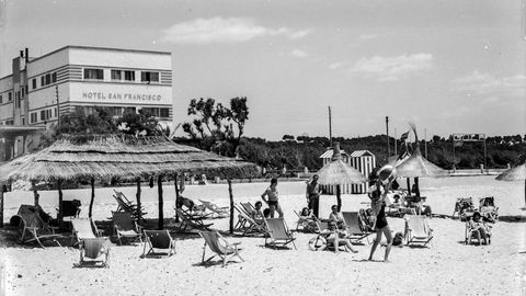 An der Platja de Palma im Jahre 1958: Das Hotel San Francisco war 1953 eines der ersten Hotels an der berühmten Uferpromenade. Das Foto ist dem Bildband "Mallorca clássica" von Josep Panas i Montanyà entnommen, der im Heel Verlag erschien.