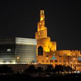 Doha, Katar: Qatar Islamic Cultural Center  Unübersehbar in der Hauptstadt Katars: das islamische Kulturzentrum, auch Fanar genannt, mit seinem schneckenförmigen Turm aus dem Jahre 2008.