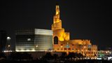 Doha, Katar: Qatar Islamic Cultural Center  Unübersehbar in der Hauptstadt Katars: das islamische Kulturzentrum, auch Fanar genannt, mit seinem schneckenförmigen Turm aus dem Jahre 2008.