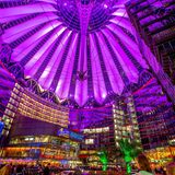 Berlin: Sony Center  Unverwechselbar am Potsdamer Platz: die illuminierte Dachkonstruktion des Gebäudeensembles über dem öffentlichen Raum des Centers. Dieses glaserne Zelt muss gleichzeitig auch ein denkmalgeschütztes Bauwerk integrieren, die Reste der historischen Hotels Esplanade.