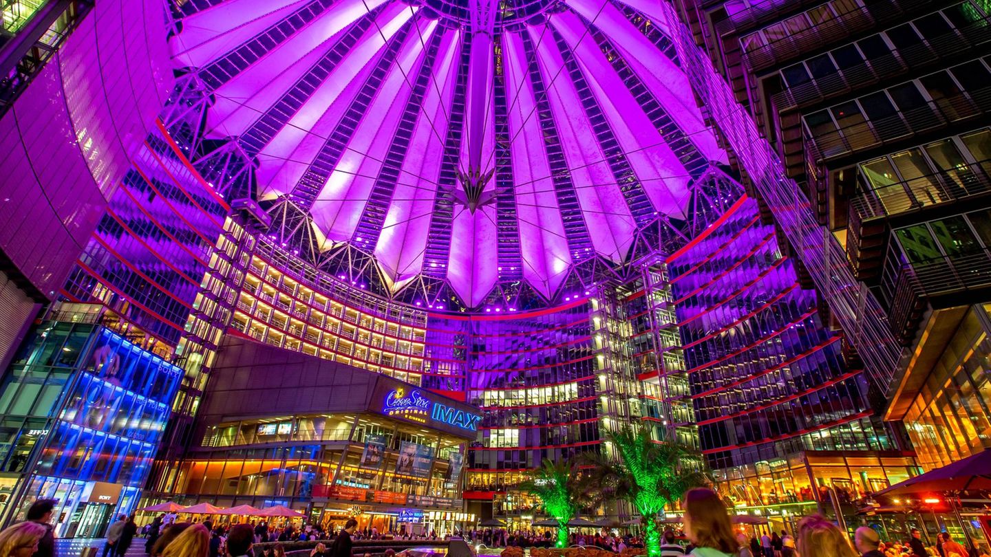 Flughäfen und Bürotürme: Berlin: Sony Center Unverwechselbar am Potsdamer Platz: die illuminierte Dachkonstruktion des Gebäudeensembles über dem öffentlichen Raum des Centers. Dieses gläserne Zelt muss gleichzeitig auch ein denkmalgeschütztes Bauwerk integrieren, die Reste des historischen Hotels Esplanade. Berlin: Sony Center Unverwechselbar am Potsdamer Platz: die illuminierte Dachkonstruktion des Gebäudeensembles über dem öffentlichen Raum des Centers. Dieses glaserne Zelt muss gleichzeitig auch ein denkmalgeschütztes Bauwerk integrieren, die Reste der historischen Hotels Esplanade.