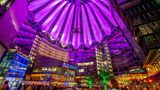 Berlin: Sony Center  Unverwechselbar am Potsdamer Platz: die illuminierte Dachkonstruktion des Gebäudeensembles über dem öffentlichen Raum des Centers. Dieses glaserne Zelt muss gleichzeitig auch ein denkmalgeschütztes Bauwerk integrieren, die Reste der historischen Hotels Esplanade.