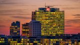 Berlin: Bahn Tower  20 Jahre alt ist inzwischen der neue Hauptsitz der Bahn am Potsdamer Platz. Das 26 Stockwerke umfassende Bürohaus entwarf Jahn Ende der 90er Jahre in Zusammenhang mit einem weiteren Gebäude in der Nachbarschaft.
