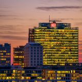Berlin: Bahn Tower  20 Jahre alt ist inzwischen der neue Hauptsitz der Bahn am Potsdamer Platz. Das 26 Stockwerke umfassende Bürohaus entwarf Jahn Ende der 90er Jahre in Zusammenhang mit einem weiteren Gebäude in der Nachbarschaft.