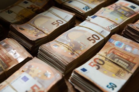 Mehrere Stapel mit 500-Euro-Scheinen
