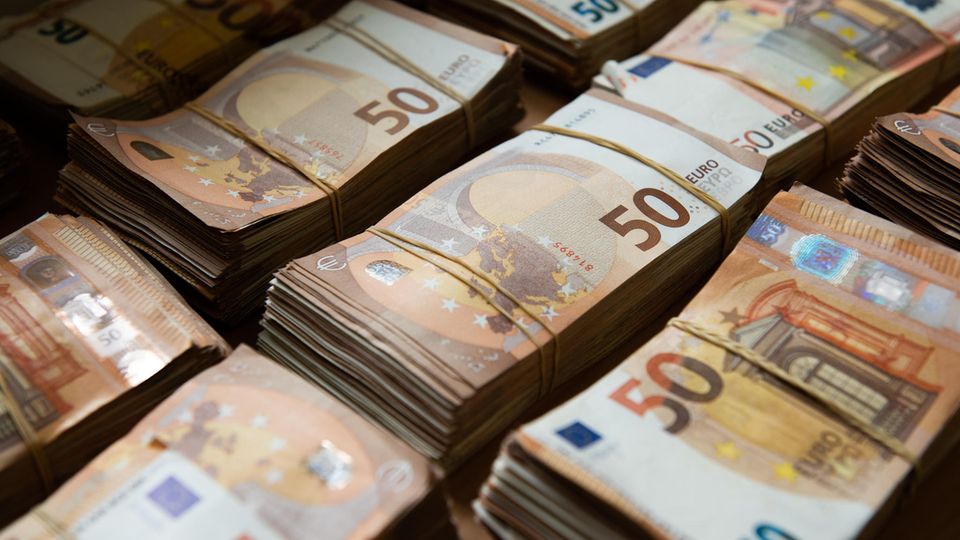 Mehrere Stapel mit 500-Euro-Scheinen