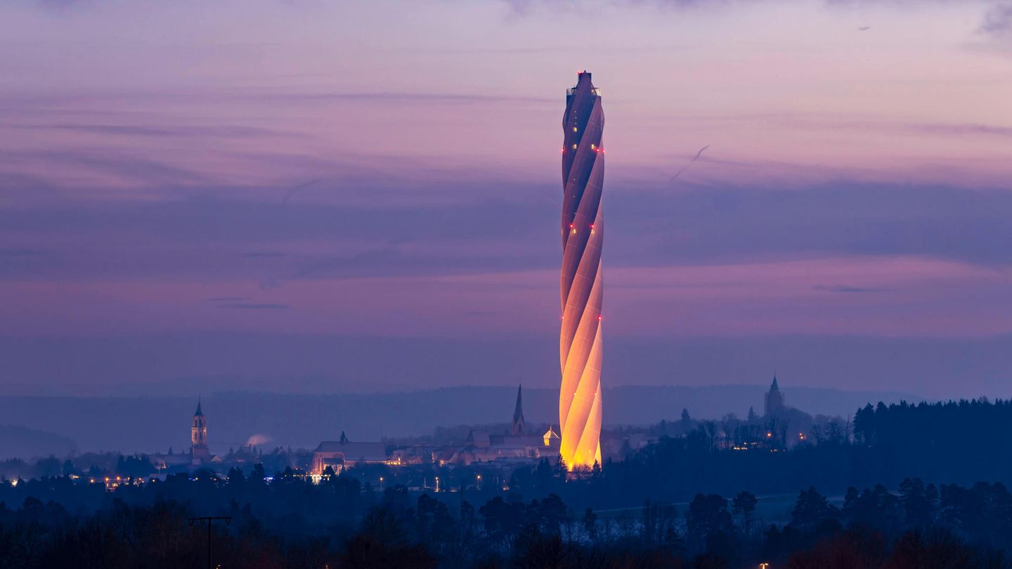 Rottweil in Baden-Württemberg: Testturm Thyssen-Krupp Elivator  Kein Schornstein, sondern der 246 Meter hohe Aufzugstestturm für Express- und Hochgeschwindigkeitsaufzüge gehört zu den jüngsten Entwürfen von Helmut Jahn. Er wurde 2017 fertiggestellt.