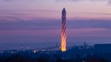 Rottweil in Baden-Württemberg: Testturm Thyssen-Krupp Elivator  Kein Schornstein, sondern der 246 Meter hohe Aufzugstestturm für Express- und Hochgeschwindigkeitsaufzüge gehört zu den jüngsten Entwürfen von Helmut Jahn. Er wurde 2017 fertiggestellt.