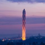 Rottweil in Baden-Württemberg: Testturm Thyssen-Krupp Elivator  Kein Schornstein, sondern der 246 Meter hohe Aufzugstestturm für Express- und Hochgeschwindigkeitsaufzüge gehört zu den jüngsten Entwürfen von Helmut Jahn. Er wurde 2017 fertiggestellt.