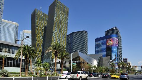 Las Vegas, USA: Veer Towers   Diese 2010 fertiggestellten schrägen Zwillingstürme entwarf Helmut Jahn. Sie stehen am legendären Strip in Las Vegas und beherbergen neben dem Mandarin Oriental Hotel auch 337 Luxus-Eigentumswohnungen.