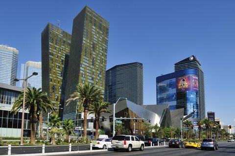 Las Vegas, USA: Veer Towers   Diese 2010 fertiggestellten schrägen Zwillingstürme entwarf Helmut Jahn. Sie stehen am legendären Strip in Las Vegas und beherbergen neben dem Mandarin Oriental Hotel auch 337 Luxus-Eigentumswohnungen.