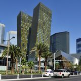 Las Vegas, USA: Veer Towers   Diese 2010 fertiggestellten schrägen Zwillingstürme entwarf Helmut Jahn. Sie stehen am legendären Strip in Las Vegas und beherbergen neben dem Mandarin Oriental Hotel auch 337 Luxus-Eigentumswohnungen.