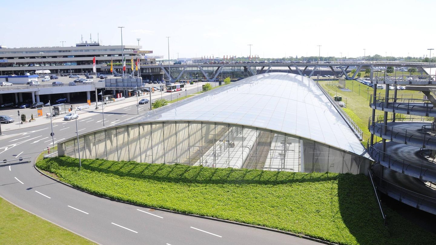Köln/Bonn: Flughafenbahnhof  Das Architekturbüro Murphy/Jahn hatte bereits Terminal 2 am Airport Köln/Bonn entworfen. Im Rahmen der neuen Schnellbahnstrecke zwischen Köln und Frankfurt erhielt der Airport 2004 einen unterirdischen Fern- und Regionalbahnhof –  mit einem gewölbten Glasdach für das Tageslicht.