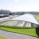 Köln/Bonn: Flughafenbahnhof  Das Architekturbüro Murphy/Jahn hatte bereits Terminal 2 am Airport Köln/Bonn entworfen. Im Rahmen der neuen Schnellbahnstrecke zwischen Köln und Frankfurt erhielt der Airport 2004 einen unterirdischen Fern- und Regionalbahnhof –  mit einem gewölbten Glasdach für das Tageslicht.