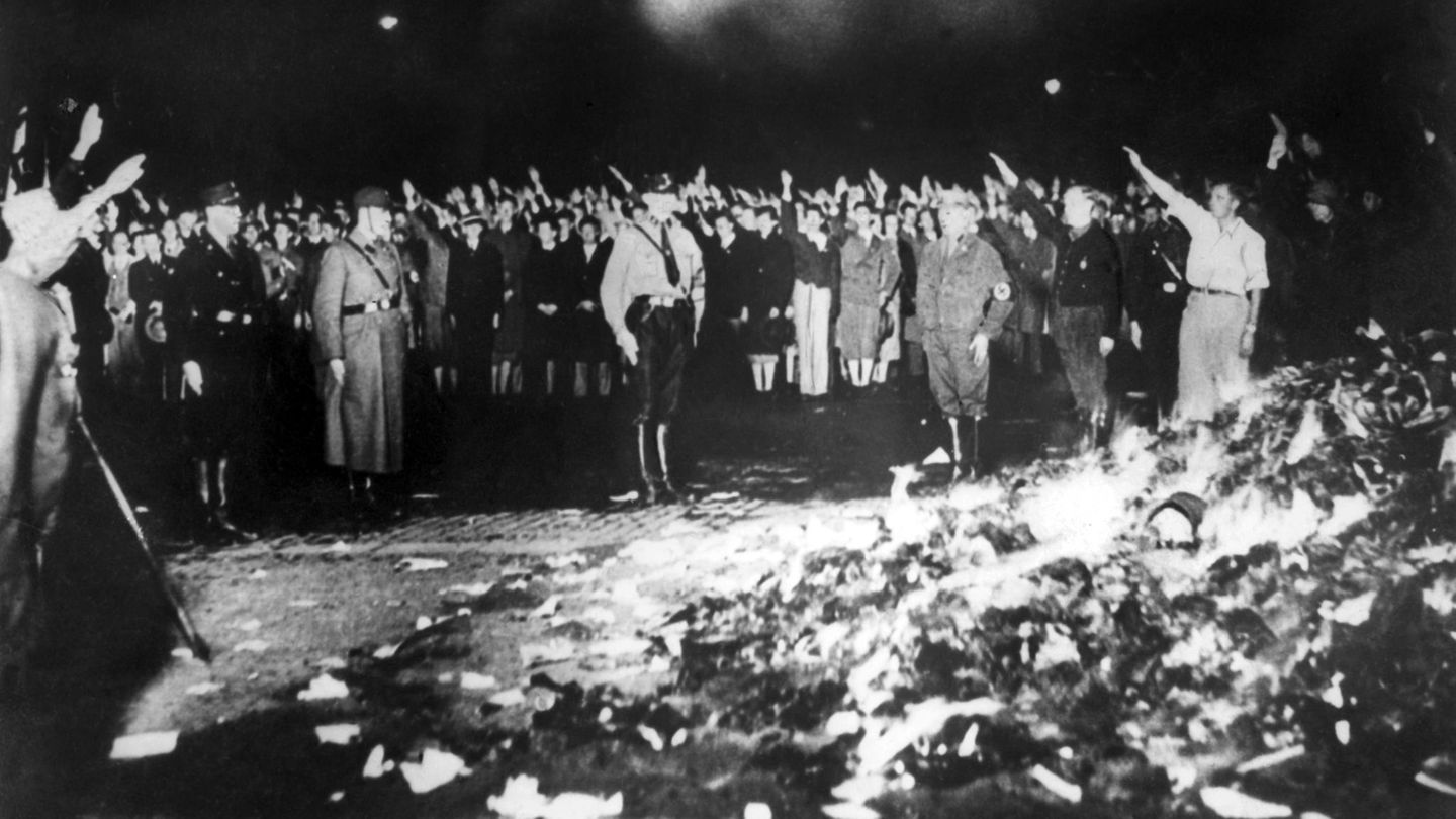 Bilder der Weltgeschichte: 10. Mai 1933: Als in Deutschland die Bücher brannten Vor 90 Jahren fanden im nationalsozialistischen Deutschland im Zuge einer Aktion "wider den undeutschen Geist" Bücherverbrennungen statt. Dabei wurden in 22 Universitätsstädten öffentlich Zehntausende Bücher von jüdischen, marxistischen und pazifistischen Schriftstellern konfisziert, aufgehäuft und angezündet. Betroffen waren von den Nazis verfemte Autoren wie Lion Feuchtwanger, Erich Kästner, Sigmund Freud, Bertolt Brecht, Alfred Döblin, Erich Maria Remarque, Anna Seghers, Heinrich Heine, Kurt Tucholsky und viele, viele mehr. An den Aktionen beteiligten sich vor allem Studenten, Professoren und Mitglieder nationalsozialistischer Parteiorgane unter der Führung des Nationalsozialistischen Deutschen Studentenbundes (NSDStB), allerdings fanden vielerorts ebenfalls Bücherverbrennungen ohne universitäre Verbindung statt. Im Juni 1933 und in den Monaten danach folgten zahlreiche weitere derartige Vorfälle. 10. Mai 1933: Als in Deutschland die Bücher brannten Vor 90 Jahren fanden im nationalsozialistischen Deutschland im Zuge einer Aktion "wider den undeutschen Geist" Bücherverbrennungen statt. Dabei wurden in 22 Universitätsstädten öffentlich Zehntausende Bücher von jüdischen, marxistischen und pazifistischen Schriftstellern konfisziert, aufgehäuft und angezündet. Betroffen waren von den Nazis verfemte Autoren wie Lion Feuchtwanger, Erich Kästner, Sigmund Freud, Bertolt Brecht, Alfred Döblin, Erich Maria Remarque, Anna Seghers, Heinrich Heine, Kurt Tucholsky und viele, viele mehr. An den Aktionen beteiligten sich vor allem Studenten, Professoren und Mitglieder nationalsozialistischer Parteiorgane unter der Führung des Nationalsozialistischen Deutschen Studentenbundes (NSDStB), allerdings fanden vielerorts ebenfalls Bücherverbrennungen ohne universitäre Verbindung statt. Im Juni 1933 und in den Monaten danach folgten zahlreiche weitere derartige Vorfälle.