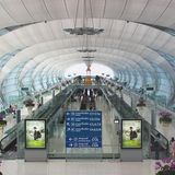 Bangkok, Thailand: Suvarnabhumi Airport  Bei dem internationalen Architektenwettbewerb für einen neuen Flughafen in Bangkok ging das Chicagoer Architekturbüro Murphy/Jahn 1994 als Sieger hervor. 2006 konnte Suvarnabhumi in Form eines H mit 51 direkten Flugsteigen eingeweiht werden.