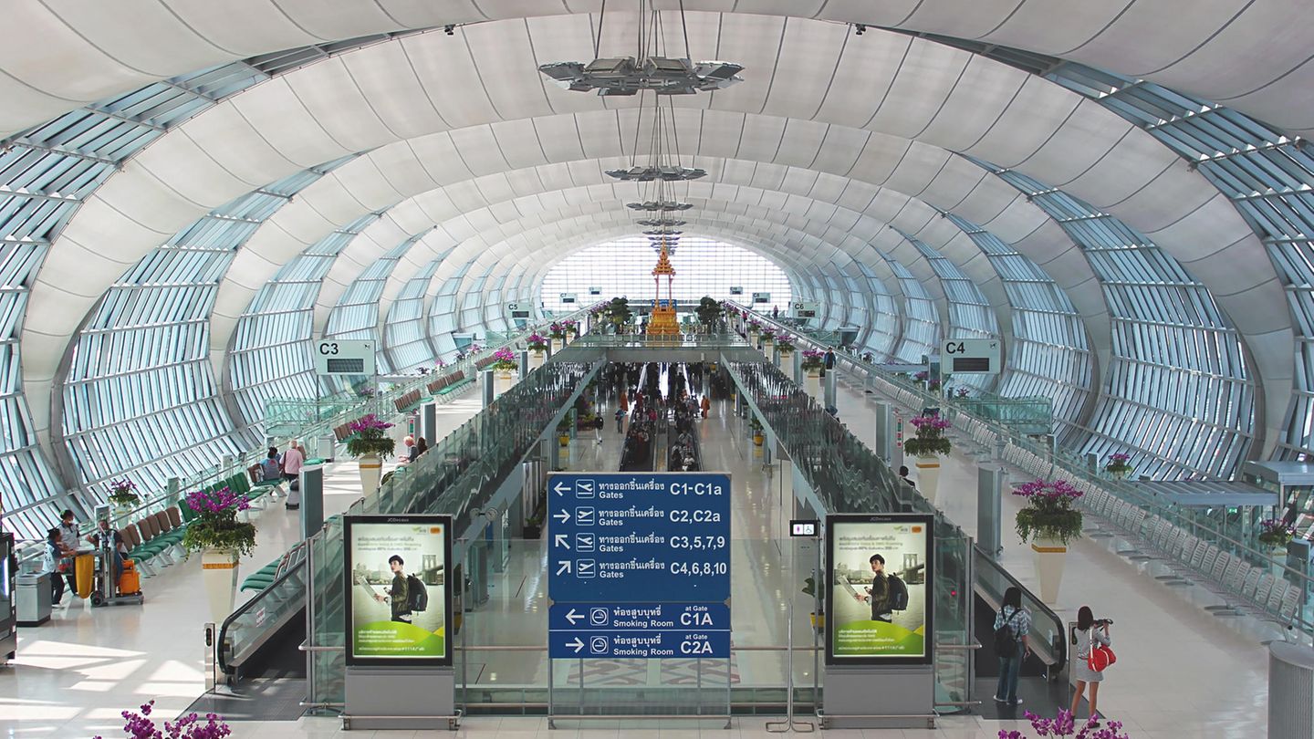 Flughäfen und Bürotürme: Bangkok, Thailand: Suvarnabhumi Airport Bei dem internationalen Architektenwettbewerb für einen neuen Flughafen in Bangkok ging das Chicagoer Architekturbüro Murphy/Jahn 1994 als Sieger hervor. 2006 konnte Suvarnabhumi in Form eines H mit 51 direkten Flugsteigen eingeweiht werden. Bangkok, Thailand: Suvarnabhumi Airport Bei dem internationalen Architektenwettbewerb für einen neuen Flughafen in Bangkok ging das Chicagoer Architekturbüro Murphy/Jahn 1994 als Sieger hervor. 2006 konnte Suvarnabhumi in Form eines H mit 51 direkten Flugsteigen eingeweiht werden.