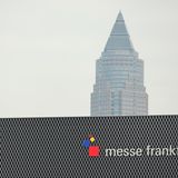 Frankfurt: Messeturm  Das markante Zacken in der Frankfurter Skyline: Der Messeturm war 1991 bei seiner Fertigstellung mit 256 Metern das höchste Hochhaus der EU.
