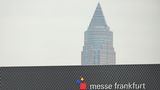Frankfurt: Messeturm  Das markante Zacken in der Frankfurter Skyline: Der Messeturm war 1991 bei seiner Fertigstellung mit 256 Metern das höchste Hochhaus der EU.