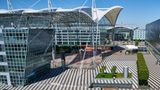 Münchner Airport Center  Vieles unter einem mehr als 40 Meter hohen Dach: Ebenfalls schuf Helmut Jahn die architektonische Verbindung von Terminal 1 und Terminal 2 des München Flughafens. In der offenen Halle befinden sich Restaurants wie das Airbräu, ein Ärztezentrum sowie die Zugänge zu Büroflächen und der S-Bahn. Auf der Freifläche findet im Winter auch ein Weihnachtsmarkt statt.