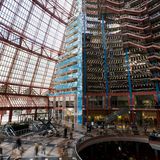 Chicago, USA: James R. Thompson Center  Heute längst ein Klassiker der Postmoderne: Zu Jahns frühen Werken zählt das zuvor State of Illinois Center genannte Gebäude, das in der Innenstadt von Chicago einen ganzen Häuserblock umfasst. Schon hier zeigt sich die Handschrift des Architekten durch das für ihn typische  große Atrium.
