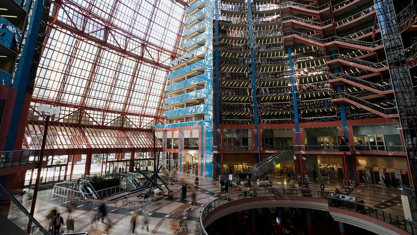 Chicago, USA: James R. Thompson Center  Heute längst ein Klassiker der Postmoderne: Zu Jahns frühen Werken zählt das zuvor State of Illinois Center genannte Gebäude, das in der Innenstadt von Chicago einen ganzen Häuserblock umfasst. Schon hier zeigt sich die Handschrift des Architekten durch das für ihn typische  große Atrium.