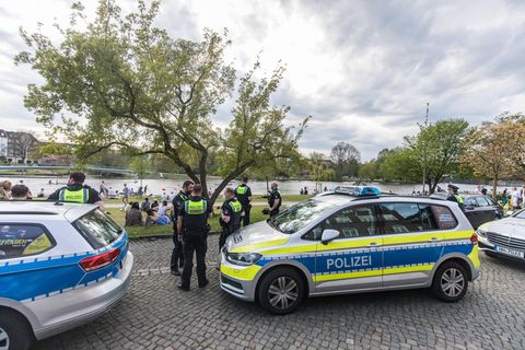 Die Polizei löst die Party an der Alster auf