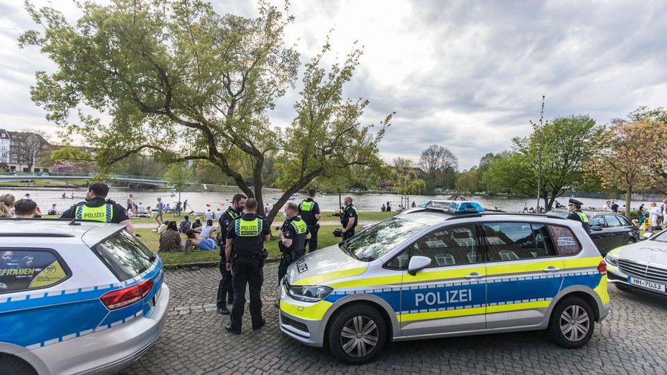 Die Polizei löst die Party an der Alster auf