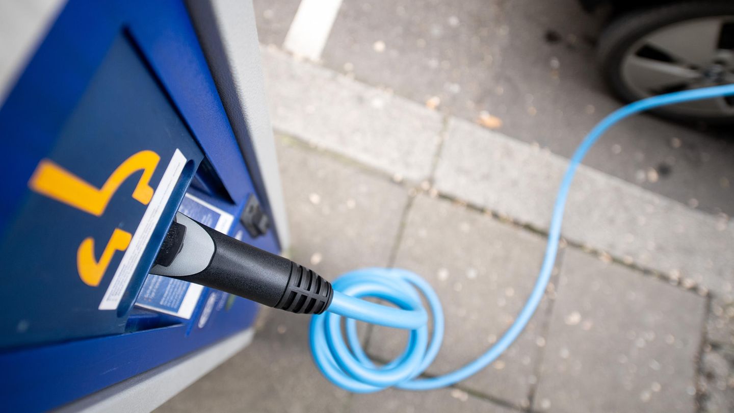 Ein Ladestecker steckt in einer Ladesäule für Elektroautos.