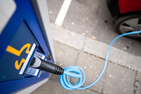 Ein Ladestecker steckt in einer Ladesäule für Elektroautos.