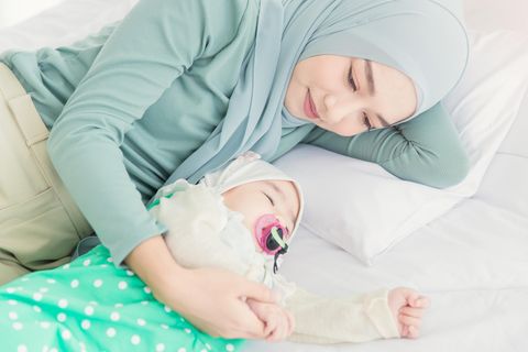 Eine Mutter aus England durfte endlich ihr Baby im Arm halten (Symbolbild)