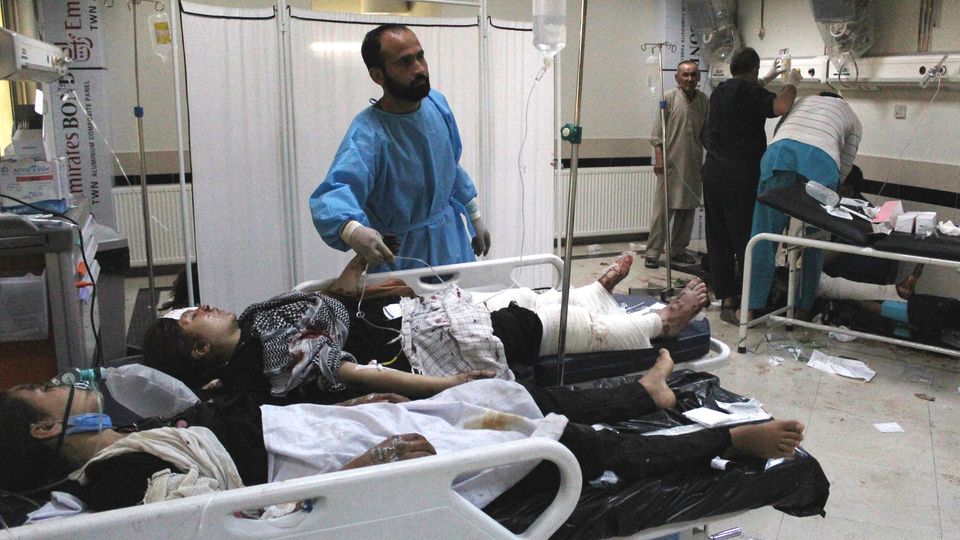 In einem Krankenhaus in Kabul werden Opfer des Massakers vor einer Mädchenschule behandelt