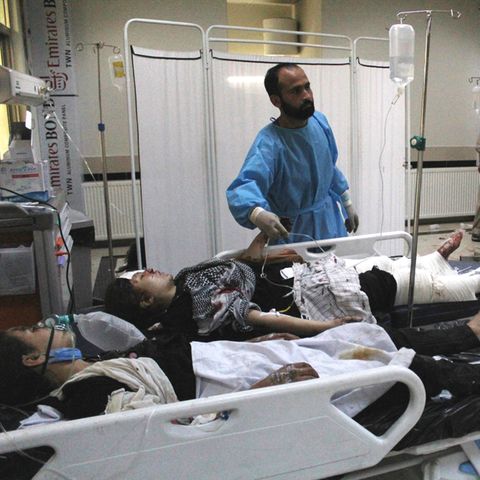In einem Krankenhaus in Kabul werden Opfer des Massakers vor einer Mädchenschule behandelt