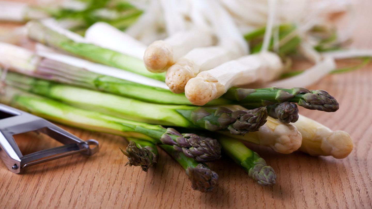 Weißer Spargel muss geschält werden