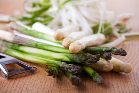 Weißer Spargel muss geschält werden