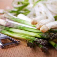 Weißer Spargel muss geschält werden