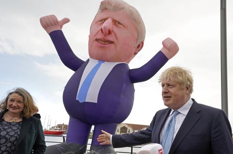 Boris Johnson und Jill Mortimer stehen neben einer über 9 Meter großen aufblasbaren Figur des Premiers