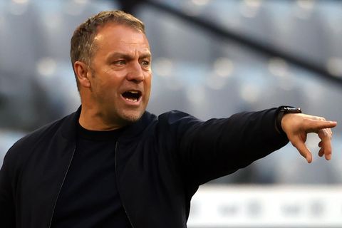 Bayern-Coach Hansi Flick zeigt mit ausstrecktem Arm in eine Richtung