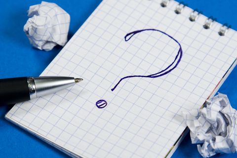 Fragezeichen auf Papier