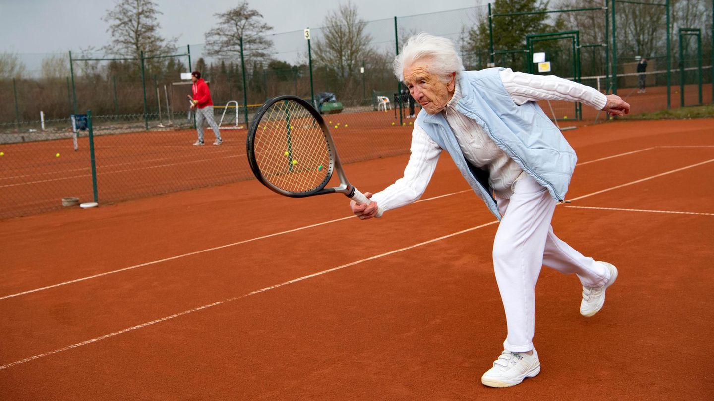 Else Schirra spielt Tennis