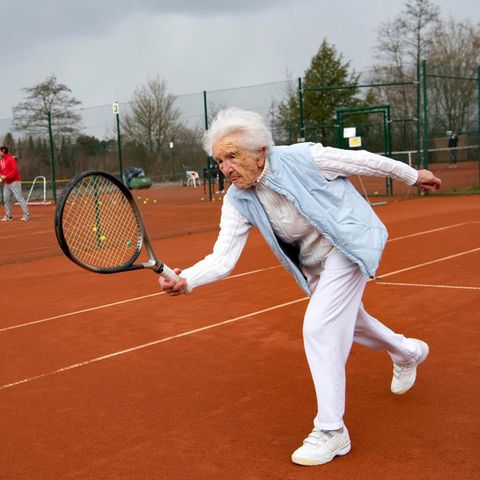 Else Schirra spielt Tennis