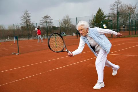 Else Schirra spielt Tennis