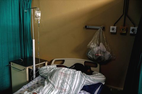 Ein Corona-Infizierter in einem Krankenhaus in Südafrika