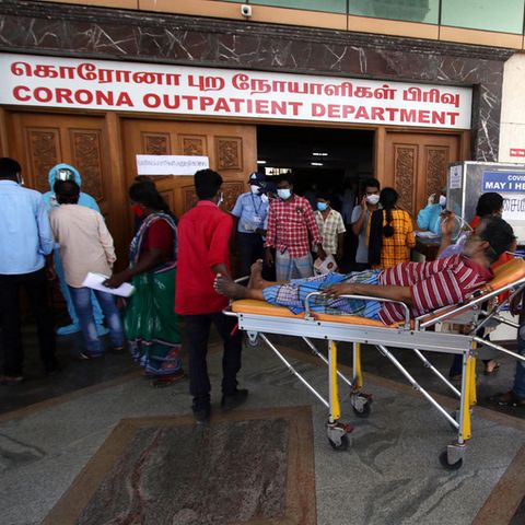 Patienten vor der Corona-Station eines Krankenhauses in Chennai