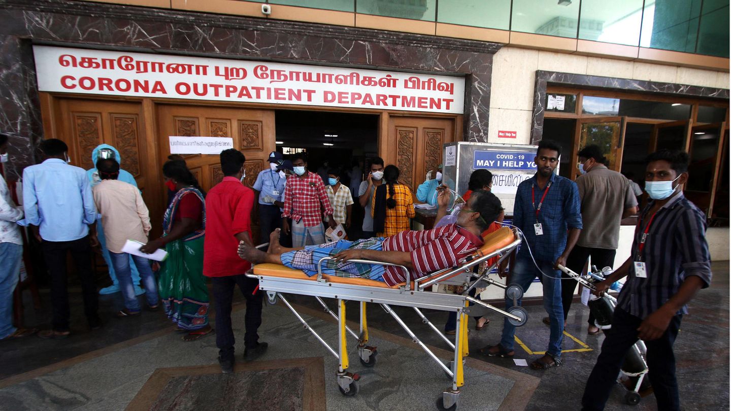 Patienten vor der Corona-Station eines Krankenhauses in Chennai Patienten vor der Corona-Station eines Krankenhauses in Chennai