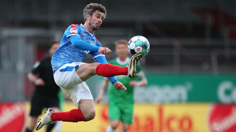 Finn Bartels von Holstein Kiel kontrolliert in der Luft den Ball Finn Bartels von Holstein Kiel kontrolliert in der Luft den Ball